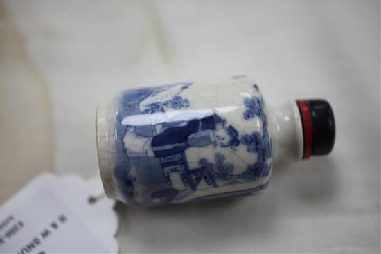 A Chinese blue and white crackle glaze snuff bottle, 1830-1900, 6cm